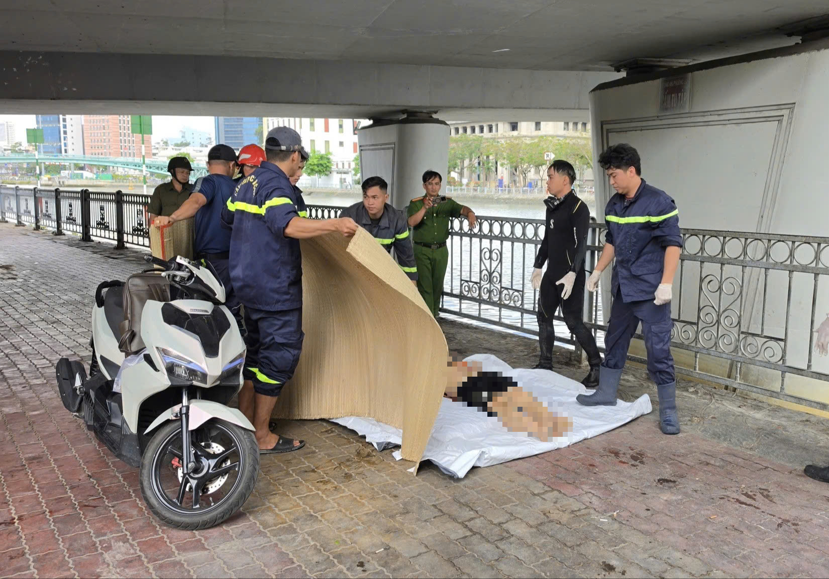 TPHCM: Tìm thấy thi thể thanh niên dưới rạch Kênh Tẻ sau vụ đuối nước - Ảnh 1.