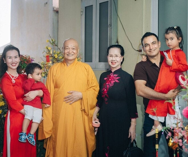 Nữ ca sĩ hàng đầu Việt Nam: Cha ruột nương nhờ cửa Phật, lấy chồng ngoại quốc, 2 con ăn chay từ 0 tuổi - Ảnh 2.