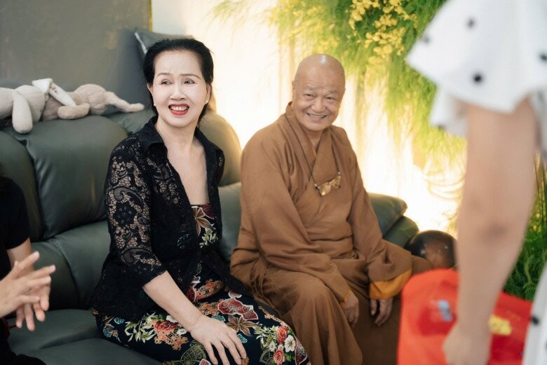 Nữ ca sĩ hàng đầu Việt Nam: Cha ruột nương nhờ cửa Phật, lấy chồng ngoại quốc, 2 con ăn chay từ 0 tuổi - Ảnh 3.