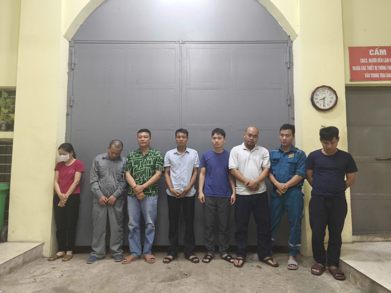 Công an Hưng Yên triệt phá đường dây đánh bạc trực tuyến quy mô lớn , khởi tố 11 bị can - Ảnh 1. Công an Hưng Yên triệt phá đường dây đánh bạc trực tuyến quy mô lớn , khởi tố 11 bị can - Ảnh 1.