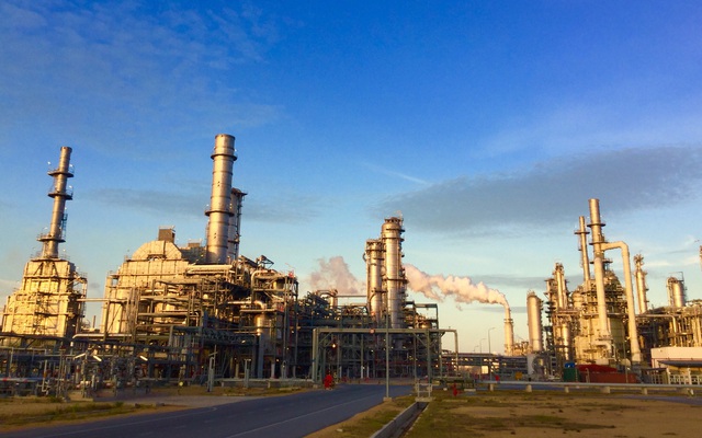 Kh&ocirc;ng cần đi qua eo biển Hormuz, gần 1 triệu th&ugrave;ng dầu th&ocirc; vừa di chuyển thẳng đến Việt Nam, kh&ocirc;ng phải từ Nga hay Trung Quốc - Ảnh 1.