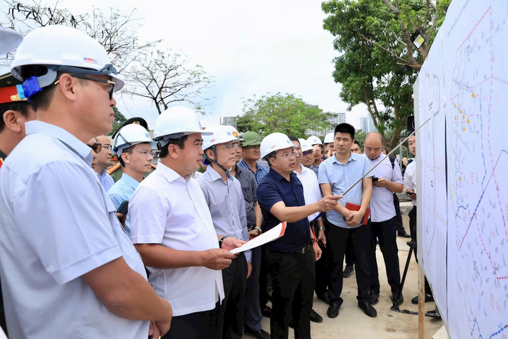 Nguyên nhân ngập úng trên đường phố Hà Nội dù mưa không lớn vào năm 2026 - Ảnh 3.