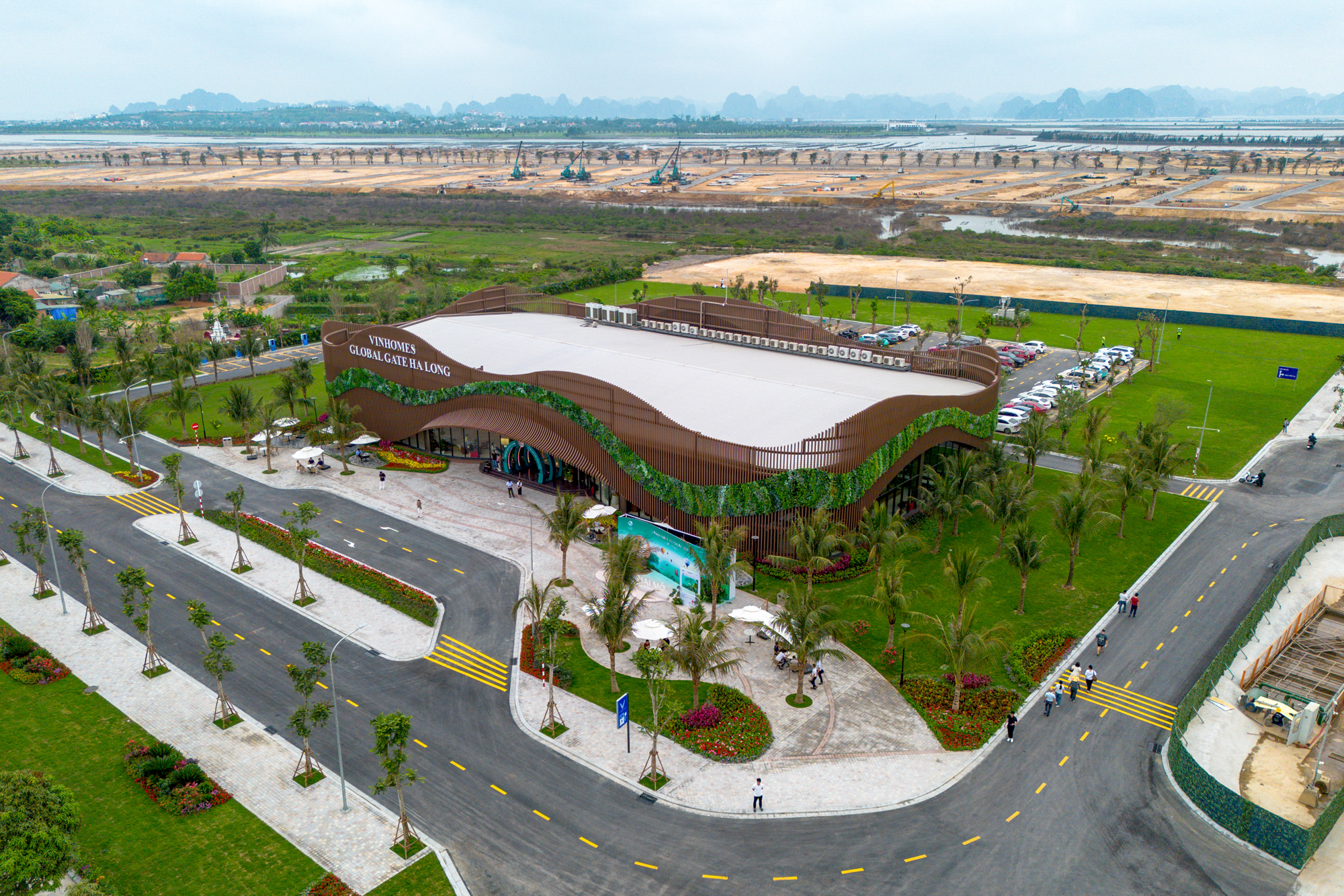 To&agrave;n cảnh  khu được mở b&aacute;n đầu ti&ecirc;n tại dự &aacute;n 18 tỷ USD của Vinhomes: Rộng gấp 9 lần khu phố cổ h&agrave; nội, c&oacute; ga cuối của tuyến đường sắt 5 tỷ USD, b&aacute;n hết 80% giỏ h&agrave;ng trong 36 tiếng - Ảnh 11.