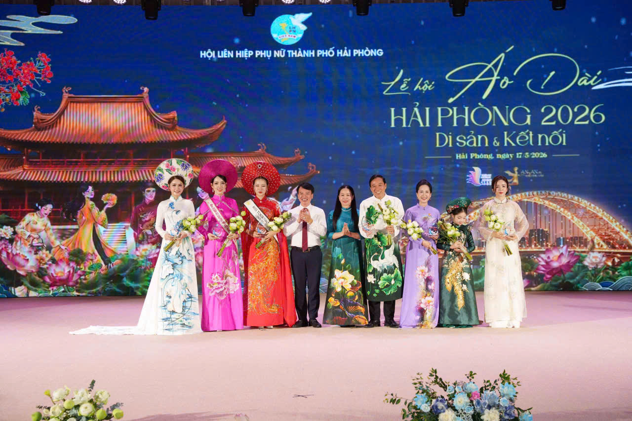 Chạy mưa dựng lại sân khấu trong 3 tiếng, NTK Cao Thu Vân vẫn kể trọn 