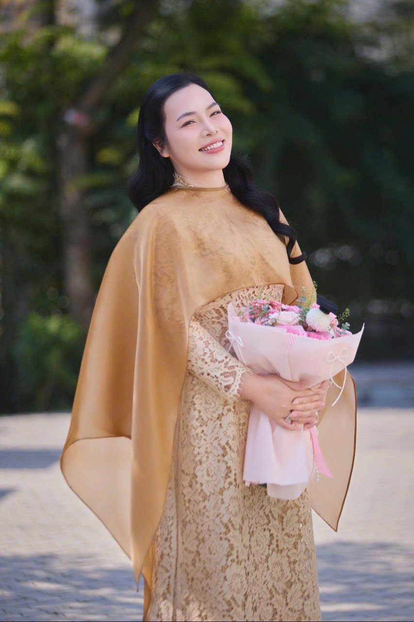 Chạy mưa dựng lại sân khấu trong 3 tiếng, NTK Cao Thu Vân vẫn kể trọn 