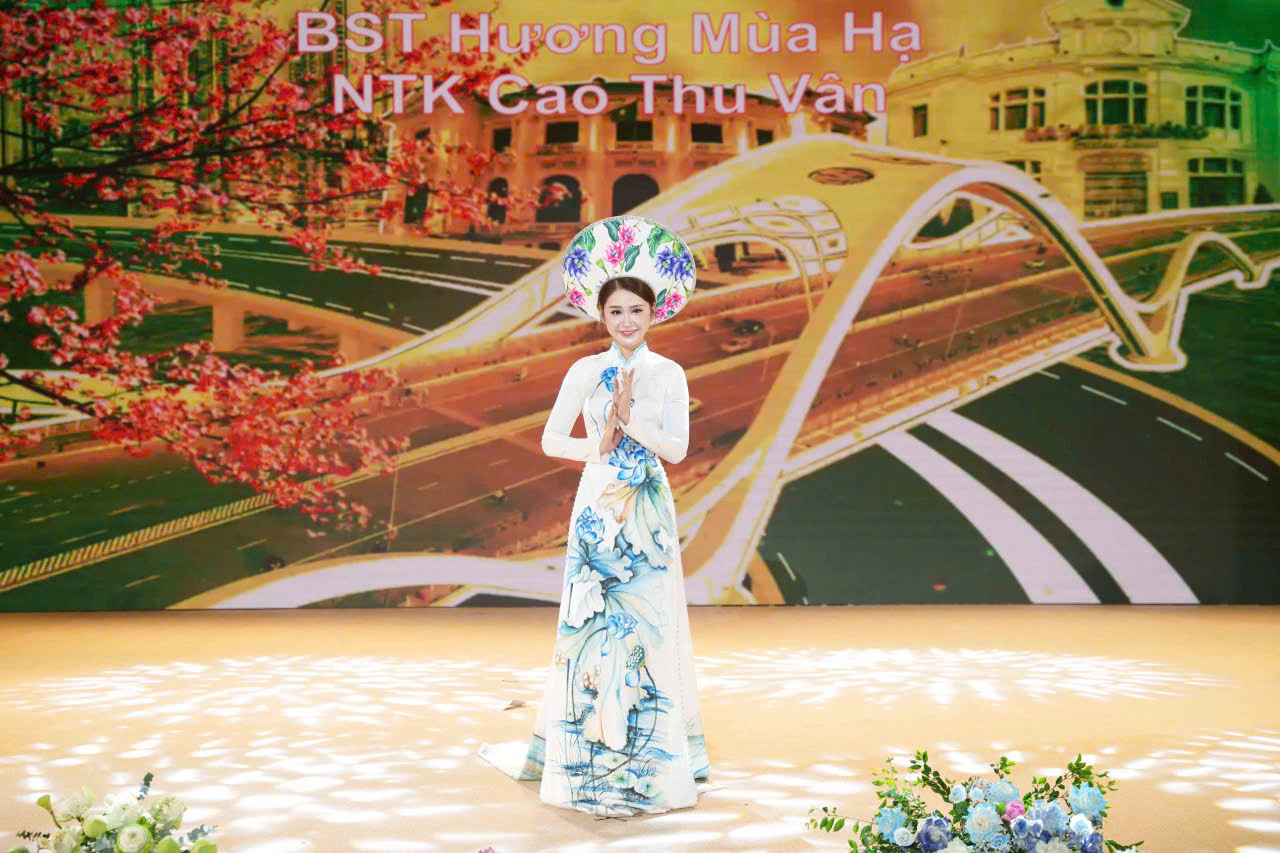 Chạy mưa dựng lại sân khấu trong 3 tiếng, NTK Cao Thu Vân vẫn kể trọn 