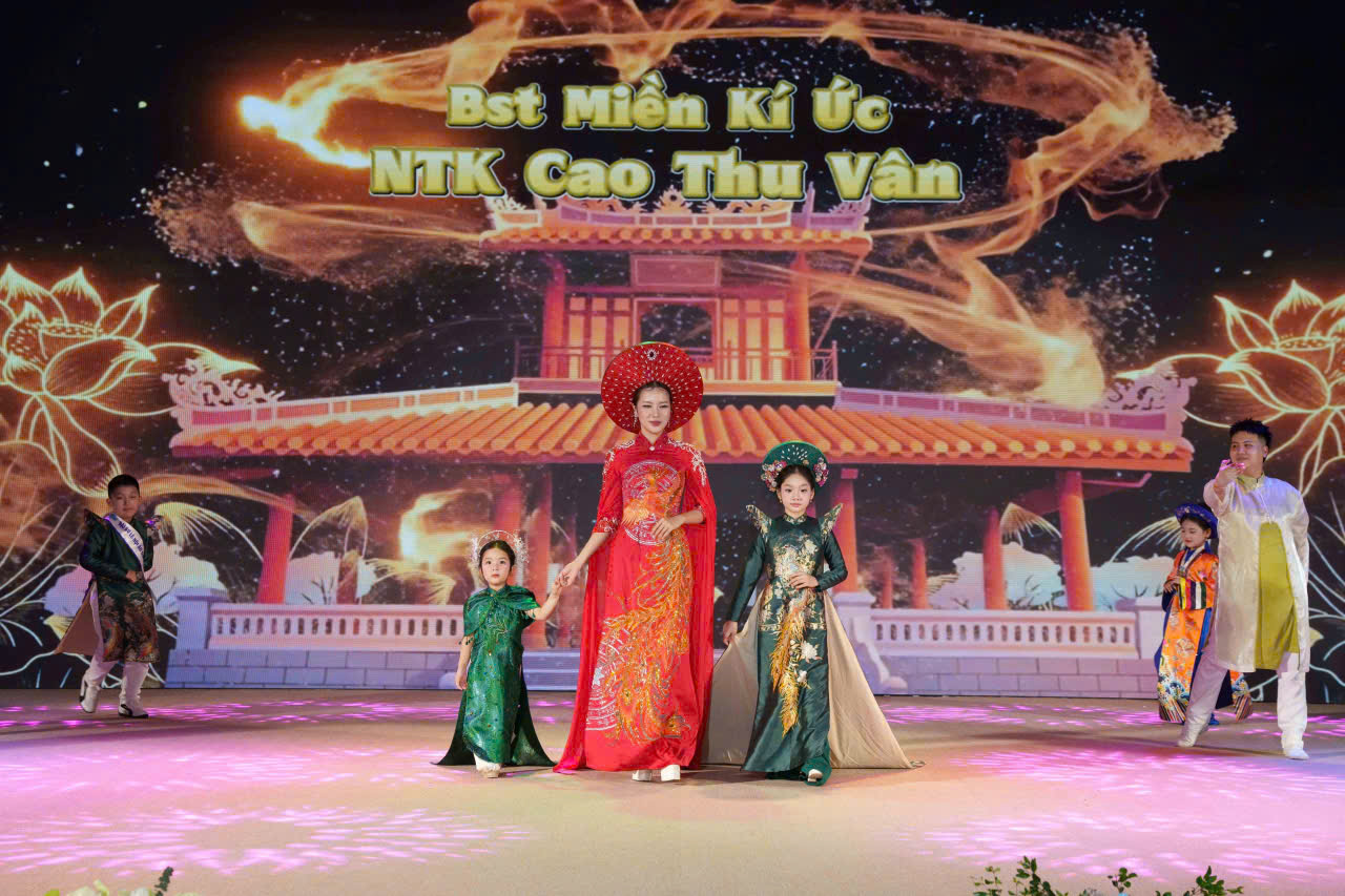 Chạy mưa dựng lại sân khấu trong 3 tiếng, NTK Cao Thu Vân vẫn kể trọn 