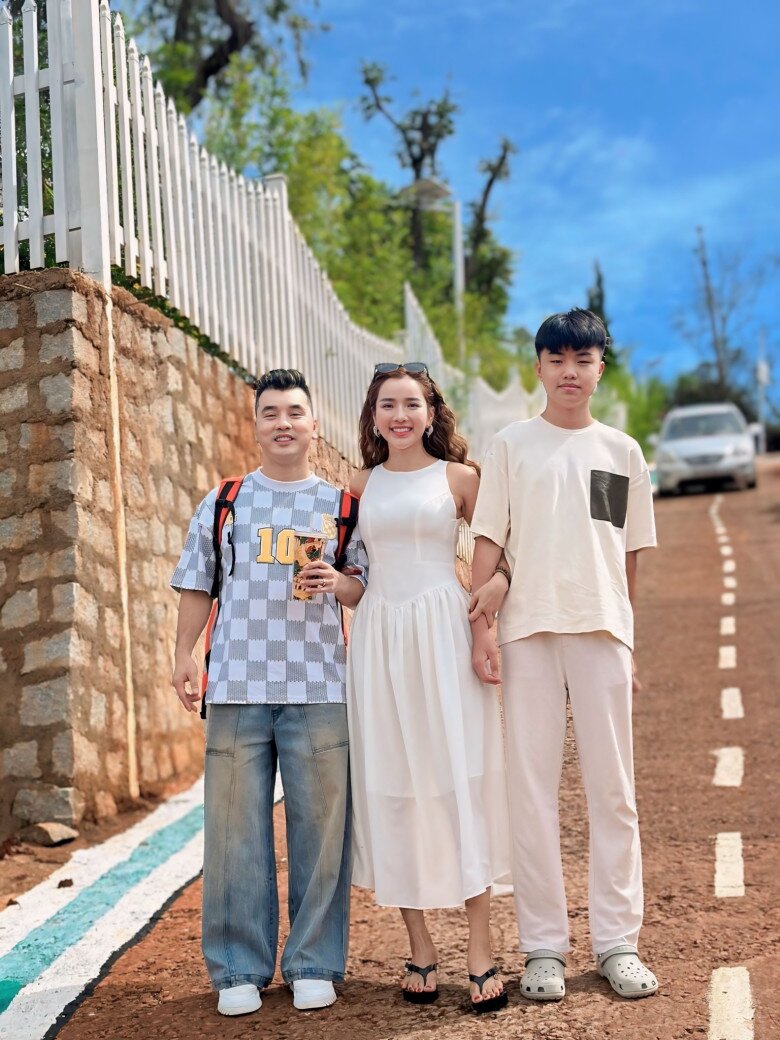 Con ri&ecirc;ng của vợ gọi điện từ Mỹ về th&ocirc;ng b&aacute;o 1 việc, nam ca sĩ Việt: "Nghe m&agrave; thương v&ocirc; c&ugrave;ng" - Ảnh 2.