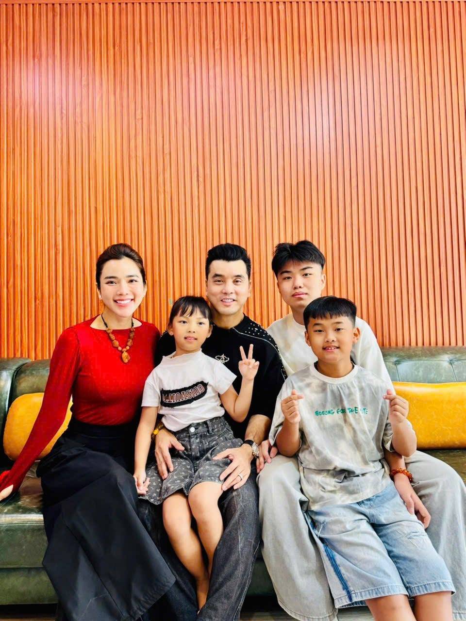 Con ri&ecirc;ng của vợ gọi điện từ Mỹ về th&ocirc;ng b&aacute;o 1 việc, nam ca sĩ Việt: "Nghe m&agrave; thương v&ocirc; c&ugrave;ng" - Ảnh 3.