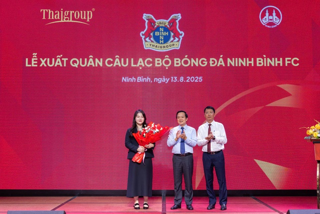 Con gái ông Nguyễn Đức Thuỵ xuất hiện rạng rỡ trên khán đài: Là chủ tịch trẻ nhất V.League, học vấn không phải dạng vừa- Ảnh 4.