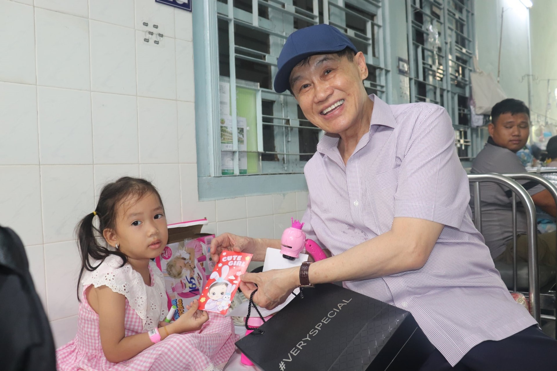 Tỷ ph&uacute; Johnathan Hạnh Nguyễn v&agrave; h&agrave;nh tr&igrave;nh sẻ chia tại bệnh viện Nhi đồng 2 - Ảnh 1.