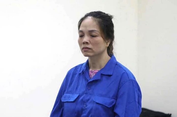 Người phụ nữ h&agrave;nh hung h&agrave;ng x&oacute;m lĩnh &aacute;n 4 th&aacute;ng t&ugrave; tại H&agrave; Nội - Ảnh 1.