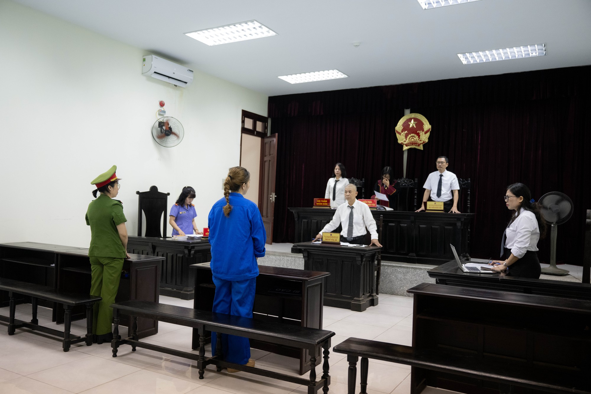 Trả tự do ngay tại to&agrave; cho người phụ nữ h&agrave;nh hung h&agrave;ng x&oacute;m ở chung cư H&agrave; Nội - Ảnh 3.