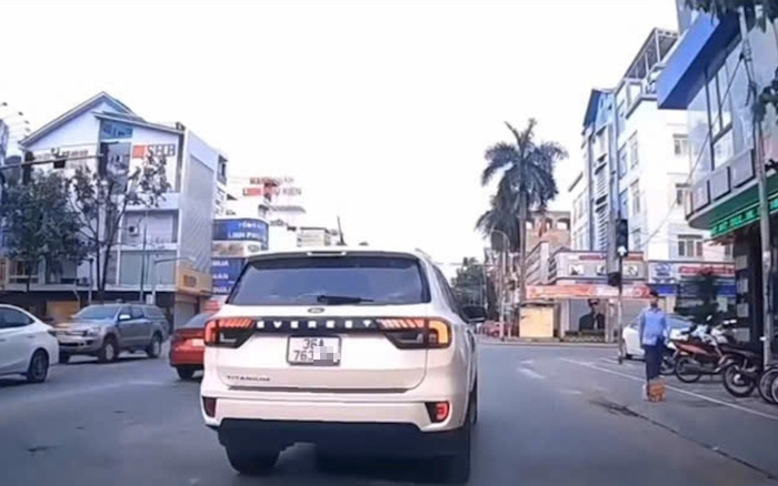Chủ xe ô tô bị phạt tới 23 triệu đồng - Ảnh 1.