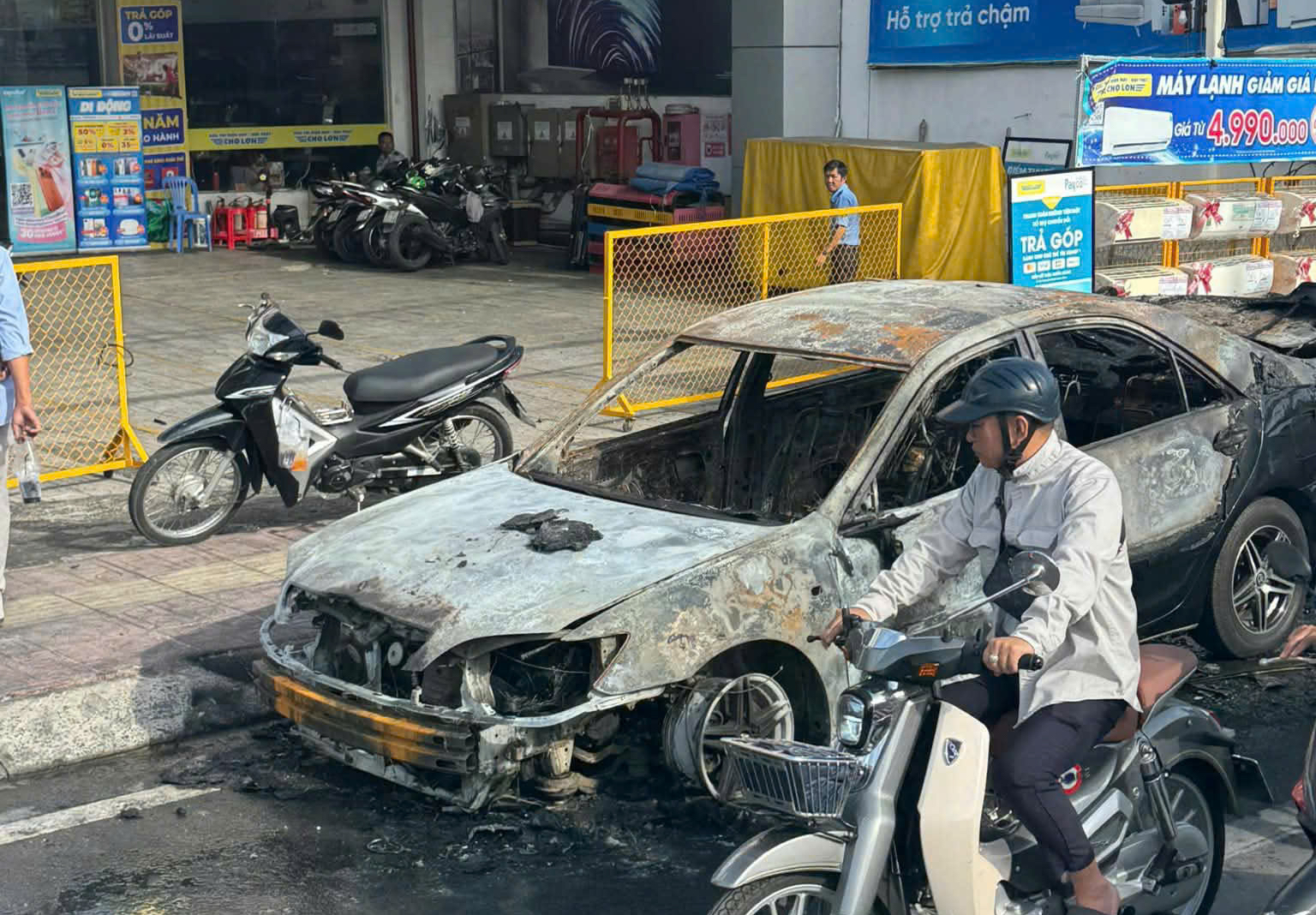 TPHCM: Chập điện ô tô gây cháy dữ dội trên đường Huỳnh Tấn Phát - Ảnh 2.
