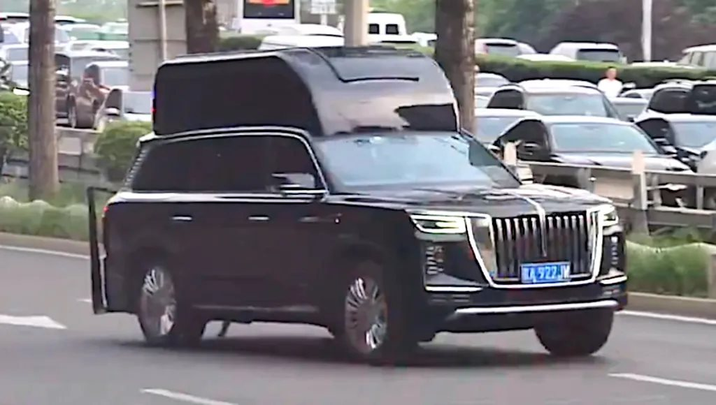 Chiếc xe b&iacute; ẩn trong chuyến thăm Trung Quốc của Trump v&agrave; những nghi vấn xung quanh - Ảnh 1.