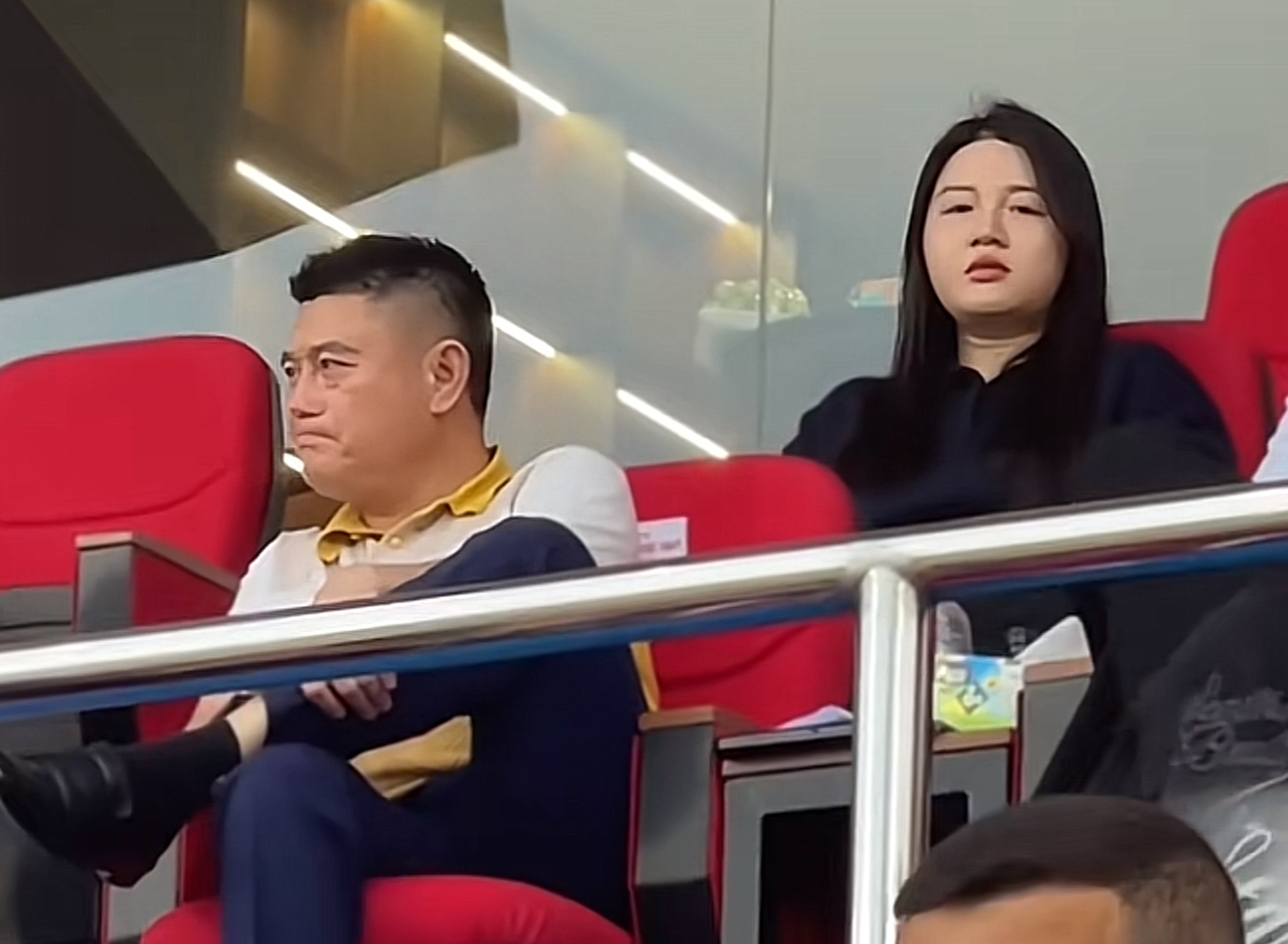 Con gái ông Nguyễn Đức Thuỵ xuất hiện rạng rỡ trên khán đài: Là chủ tịch trẻ nhất V.League, học vấn không phải dạng vừa- Ảnh 1.
