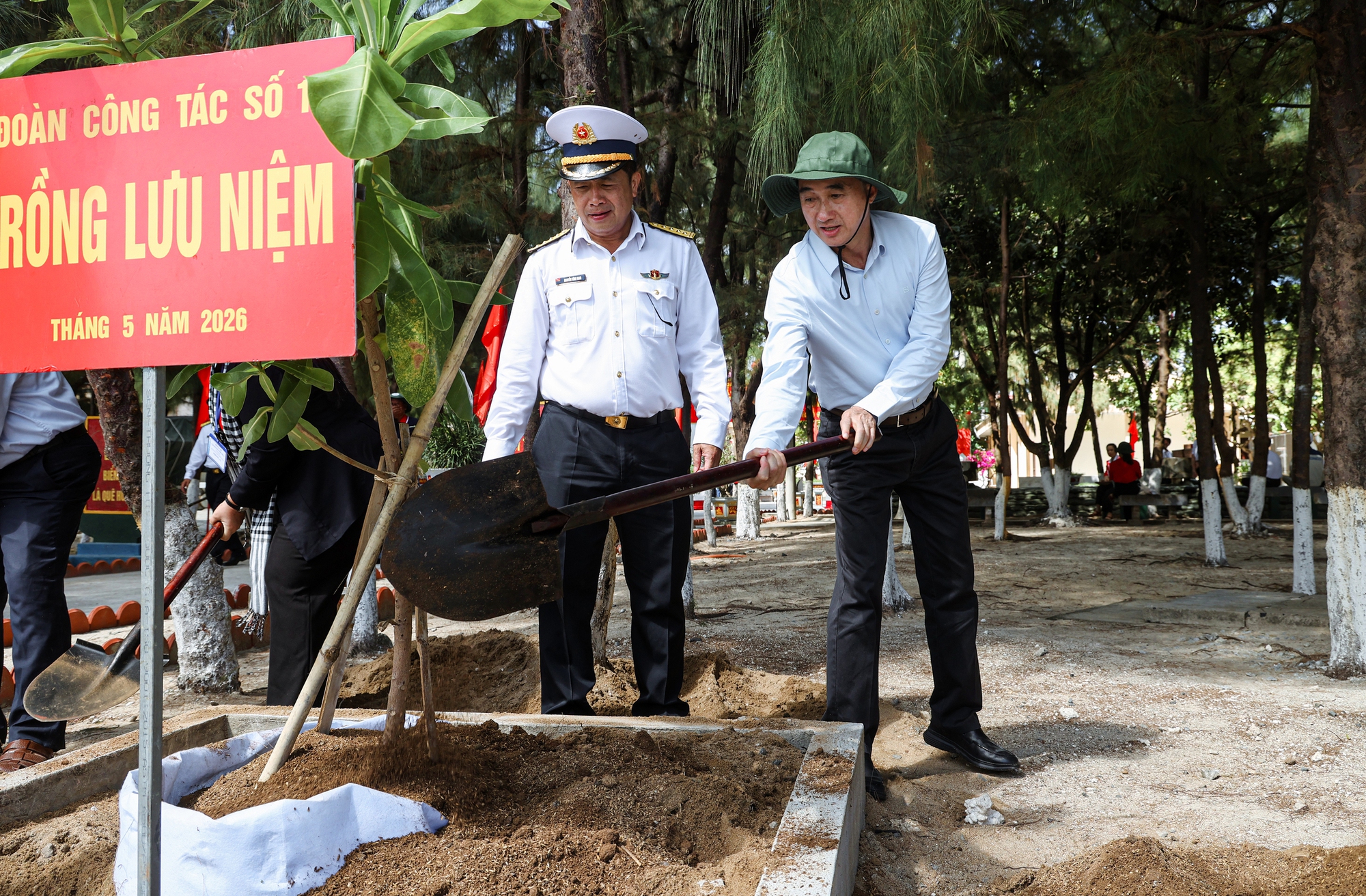 Ra Trường Sa, Thứ trưởng Bộ Y tế bất ngờ khi thấy điều này trên hầu hết các đảo - Ảnh 2.