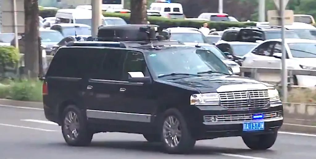 Chiếc xe b&iacute; ẩn trong chuyến thăm Trung Quốc của Trump v&agrave; những nghi vấn xung quanh - Ảnh 2.