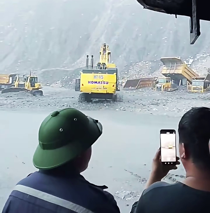 Mưa lớn Quảng Ninh hơn 200mm gây ngập lụt , ô tô chết máy và sạt lở đất - Ảnh 2.