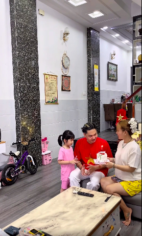 Nam ca sĩ lấy mẹ đơn thân hơn 8 tuổi có 2 con riêng: 