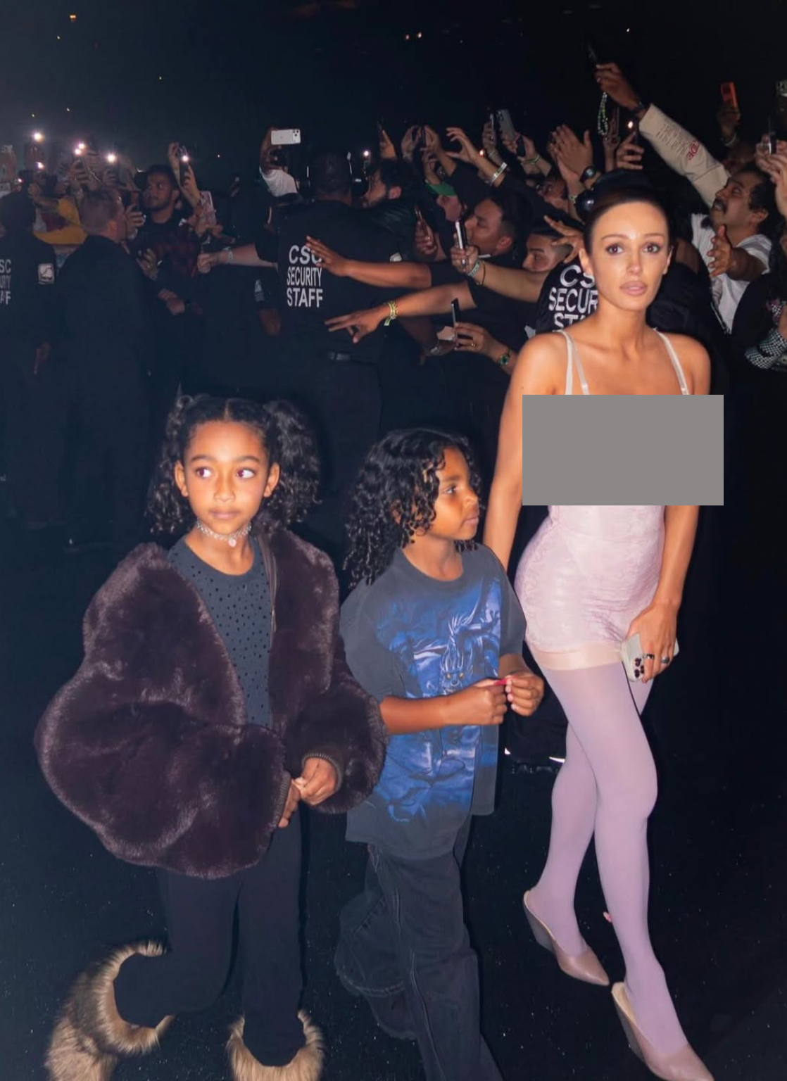 Vợ Kanye West lại mặc hở khó tả, nhìn biểu cảm của người qua đường là hiểu- Ảnh 5.