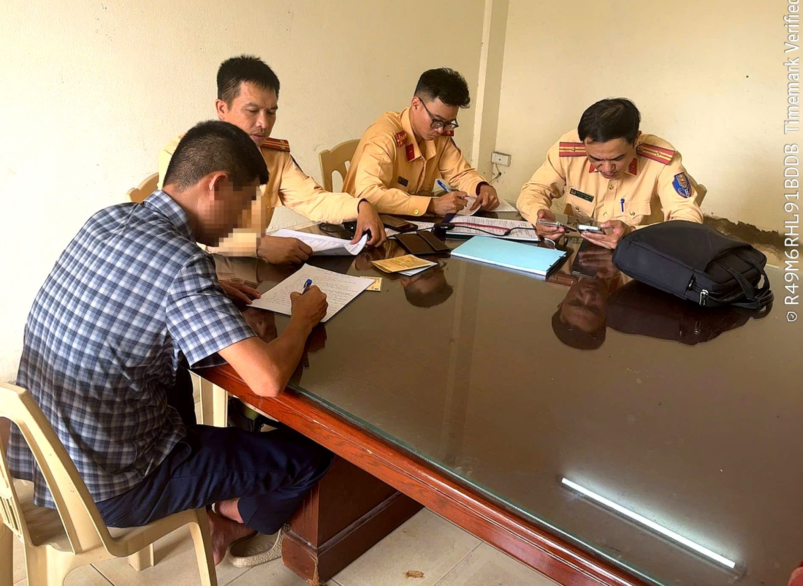 Chủ xe ô tô bị phạt tới 23 triệu đồng - Ảnh 2.