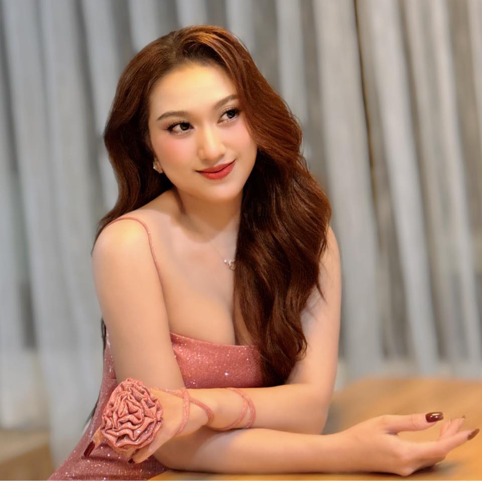 Nữ ca sĩ hủy cưới trước 1 tuần: Nhiều đại gia ngàn tỷ vây quanh, rời showbiz, 35 tuổi thành đạt - Ảnh 2.
