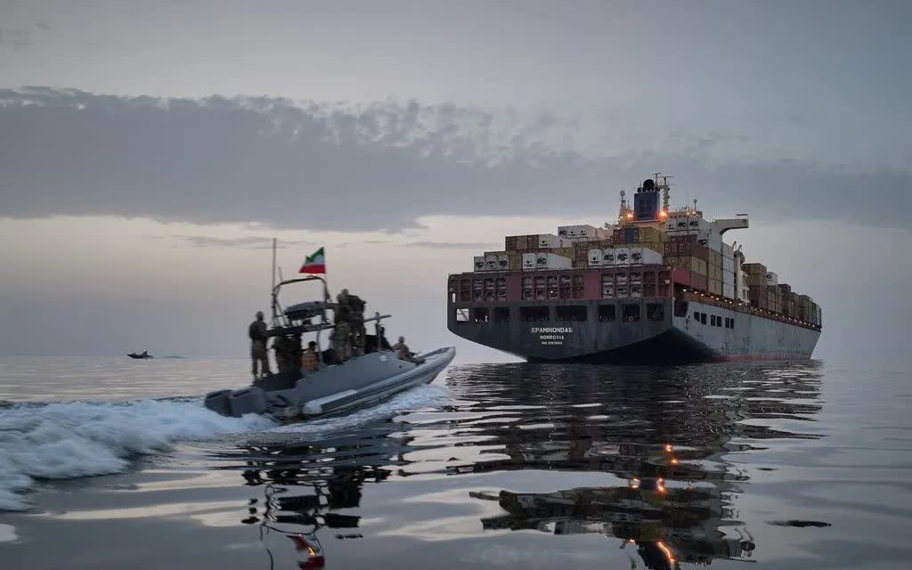 Mỹ n&oacute;i Iran thiệt hại 5 tỉ USD do phong tỏa hải qu&acirc;n, Iran siết vịnh Ả Rập v&agrave; Hormuz - Ảnh 1.