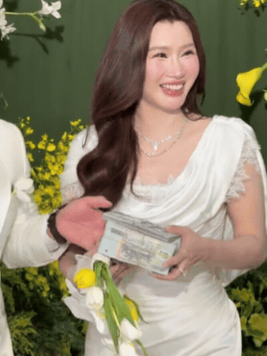 Lễ ăn hỏi Akira Phan v&agrave; vợ CEO h&ocirc;m nay: S&iacute;nh lễ kim cương khủng, 3 con ri&ecirc;ng của c&ocirc; d&acirc;u đến ch&uacute;c ph&uacute;c- Ảnh 3.