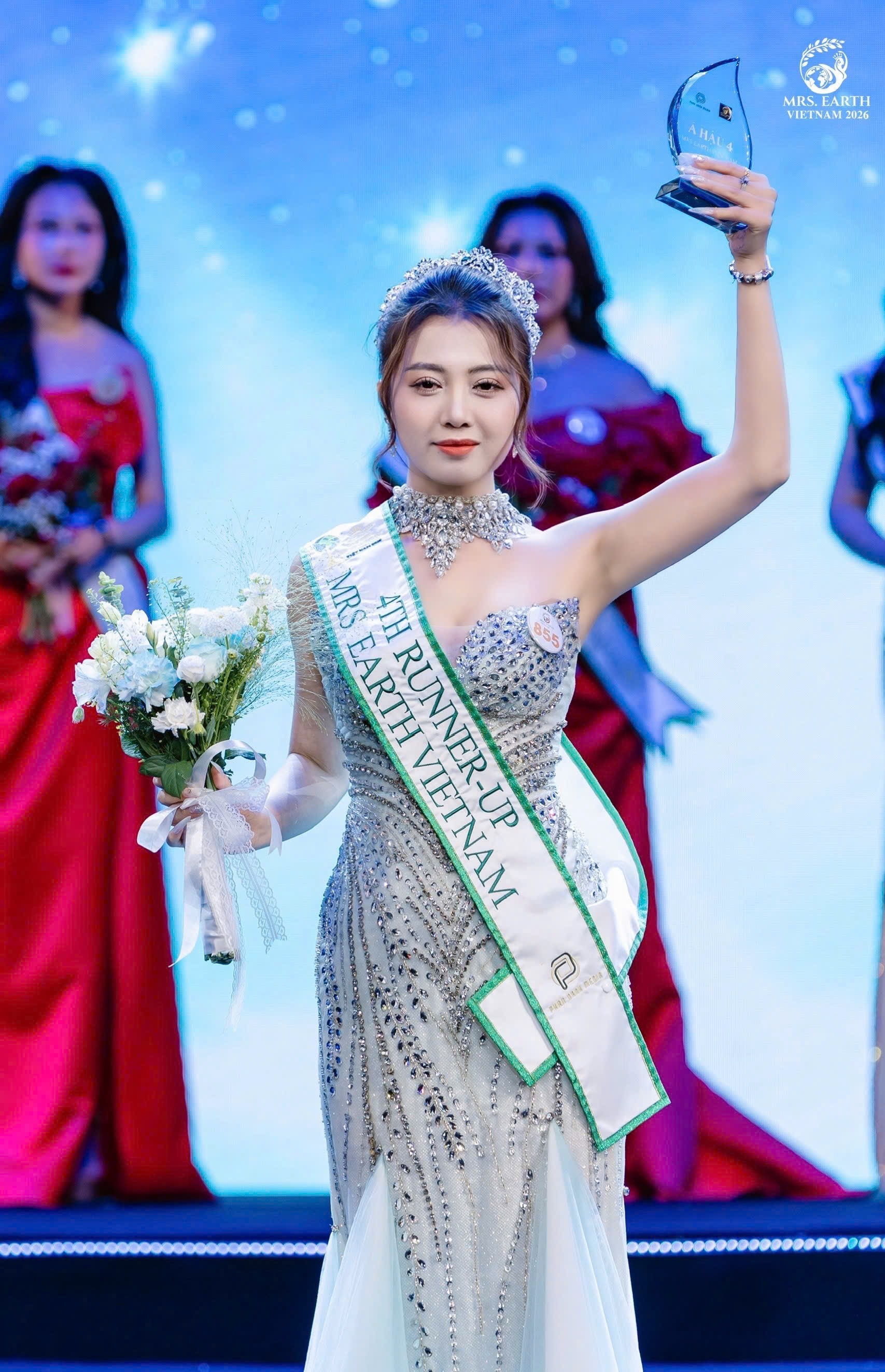Cựu sinh viên Sư phạm Hà Nội, Kim Phương Anh đăng quang á hậu Mrs Earth Vietnam 2026- Ảnh 1.