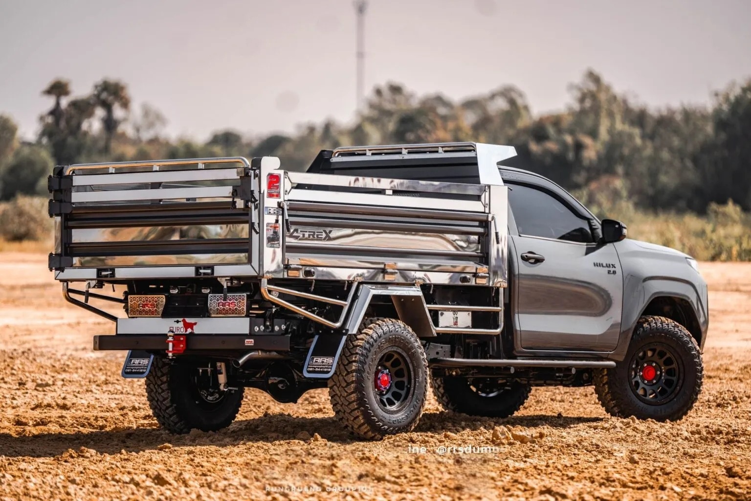 Toyota Hilux 'lột x&aacute;c' th&agrave;nh xe ben m&agrave; kh&ocirc;ng cần cắt xẻ: Chở tới 5 tấn, c&oacute; cả cần cẩu tự bốc h&agrave;ng- Ảnh 18.