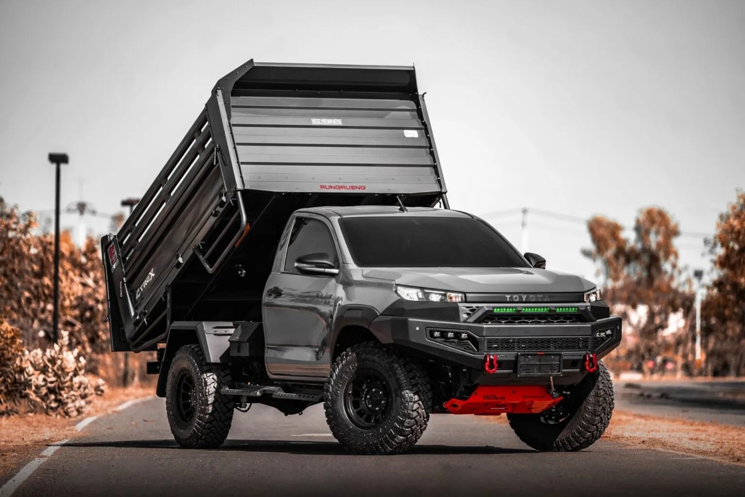 Toyota Hilux 'lột x&aacute;c' th&agrave;nh xe ben m&agrave; kh&ocirc;ng cần cắt xẻ: Chở tới 5 tấn, c&oacute; cả cần cẩu tự bốc h&agrave;ng- Ảnh 24.