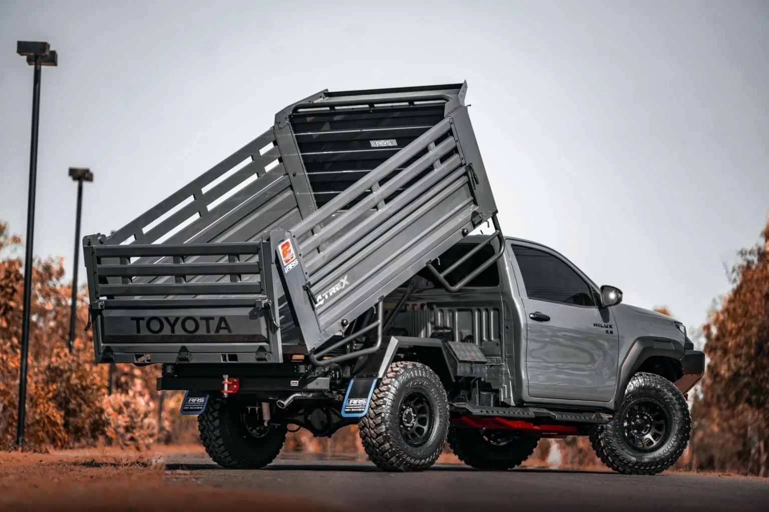 Toyota Hilux 'lột x&aacute;c' th&agrave;nh xe ben m&agrave; kh&ocirc;ng cần cắt xẻ: Chở tới 5 tấn, c&oacute; cả cần cẩu tự bốc h&agrave;ng- Ảnh 25.