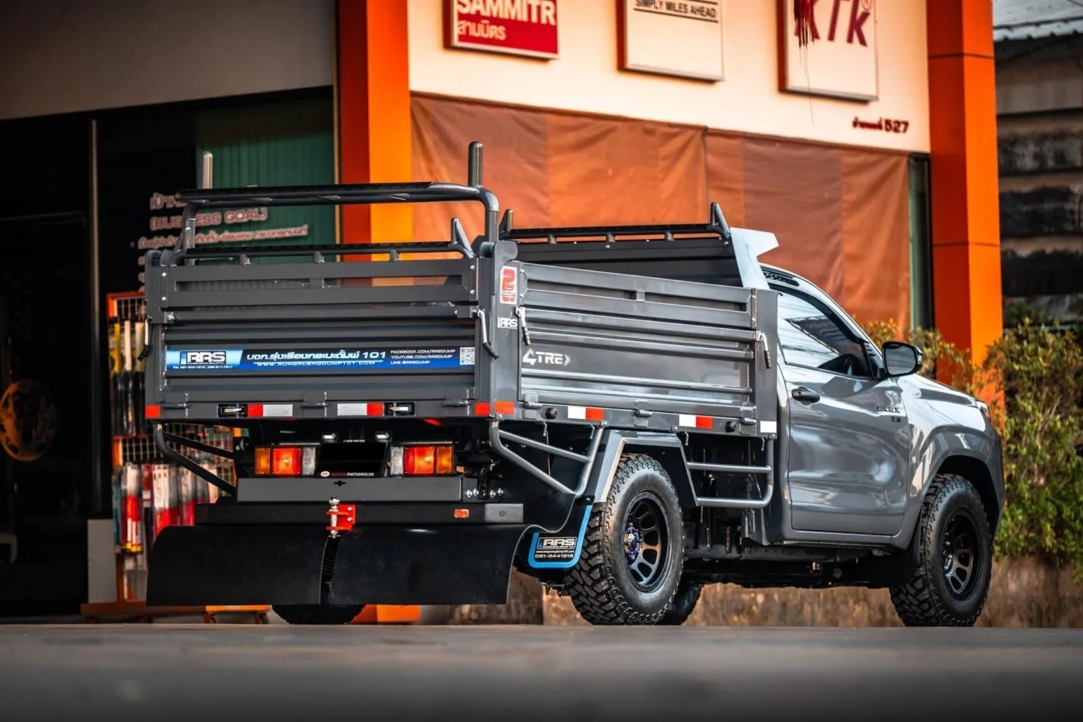 Toyota Hilux 'lột x&aacute;c' th&agrave;nh xe ben m&agrave; kh&ocirc;ng cần cắt xẻ: Chở tới 5 tấn, c&oacute; cả cần cẩu tự bốc h&agrave;ng- Ảnh 11.