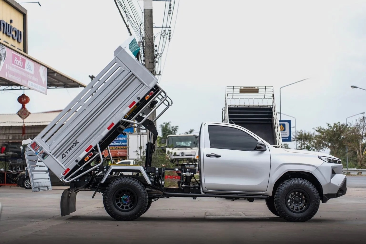 Toyota Hilux 'lột x&aacute;c' th&agrave;nh xe ben m&agrave; kh&ocirc;ng cần cắt xẻ: Chở tới 5 tấn, c&oacute; cả cần cẩu tự bốc h&agrave;ng- Ảnh 13.