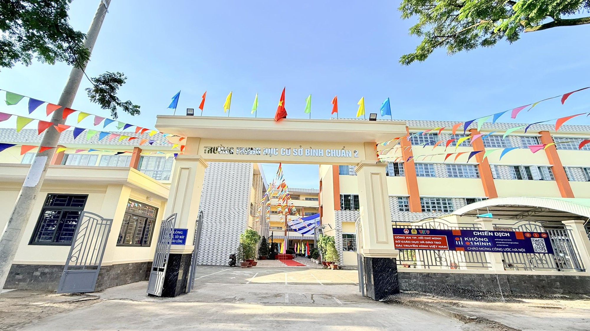 Nữ sinh lớp 8 ở TPHCM bị tố chịu áp lực tâm lý sau khi hỏi giáo viên về điểm số - Ảnh 1.