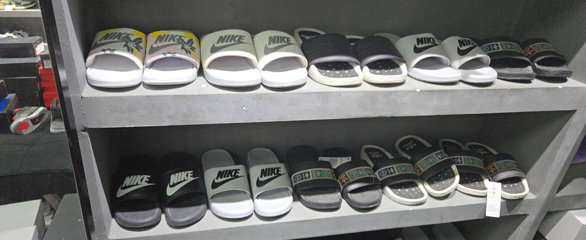 Cận cảnh kho hàng, lời khai gây sốc của ông chủ chuỗi K.W Sneaker Nguyễn Trần Việt Hoàng: Mua giày giả từ các hội nhóm online rồi bán thu lợi nhuận cao - Ảnh 1. Cận cảnh kho hàng, lời khai gây sốc của ông chủ chuỗi K.W Sneaker Nguyễn Trần Việt Hoàng: Mua giày giả từ các hội nhóm online rồi bán thu lợi nhuận cao - Ảnh 1.