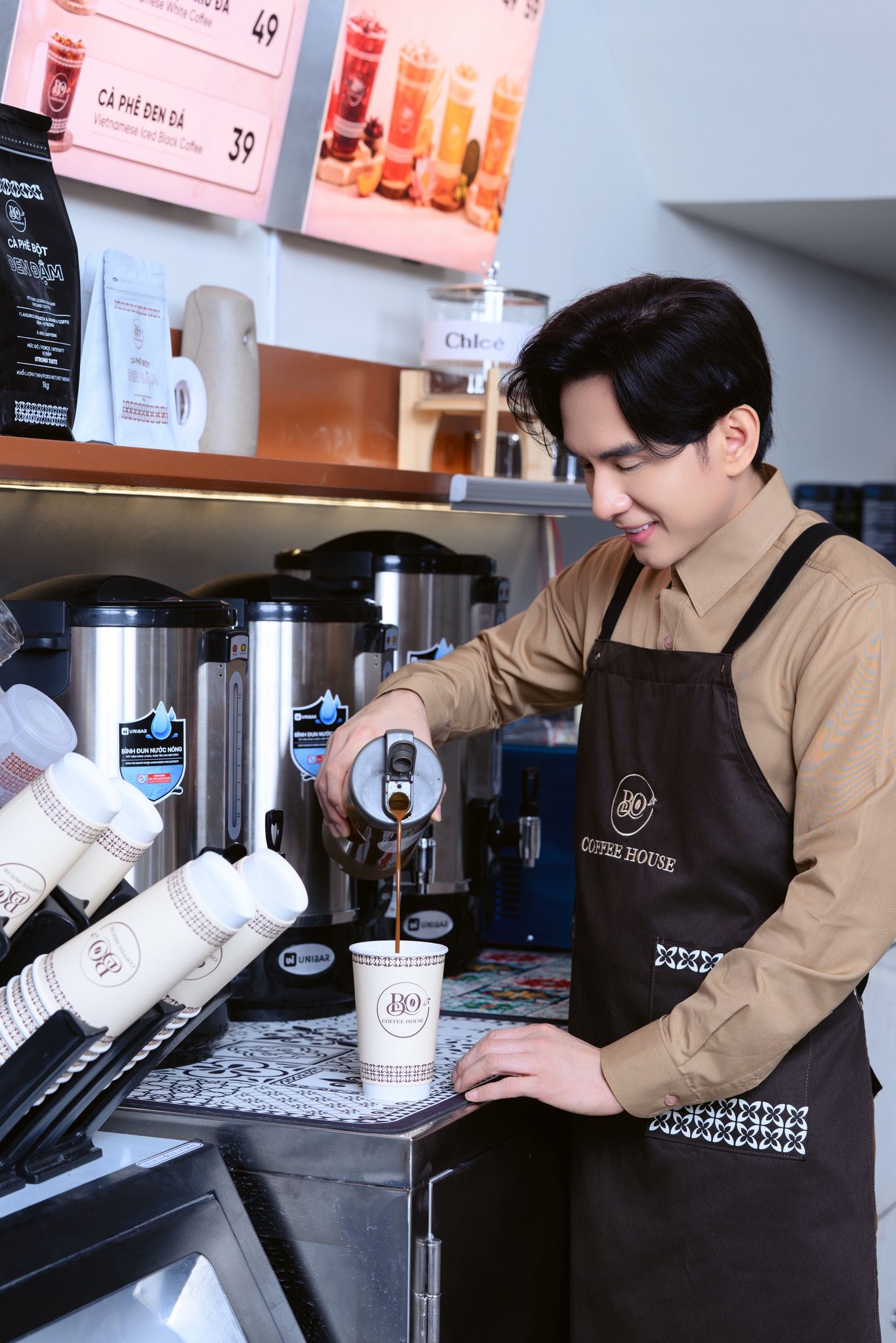 Nam ca sĩ nổi đ&igrave;nh đ&aacute;m một thời đi b&aacute;n c&agrave; ph&ecirc; ở phường T&acirc;n Định, TP.HCM, hơn 200 người đến ủng hộ - Ảnh 2.