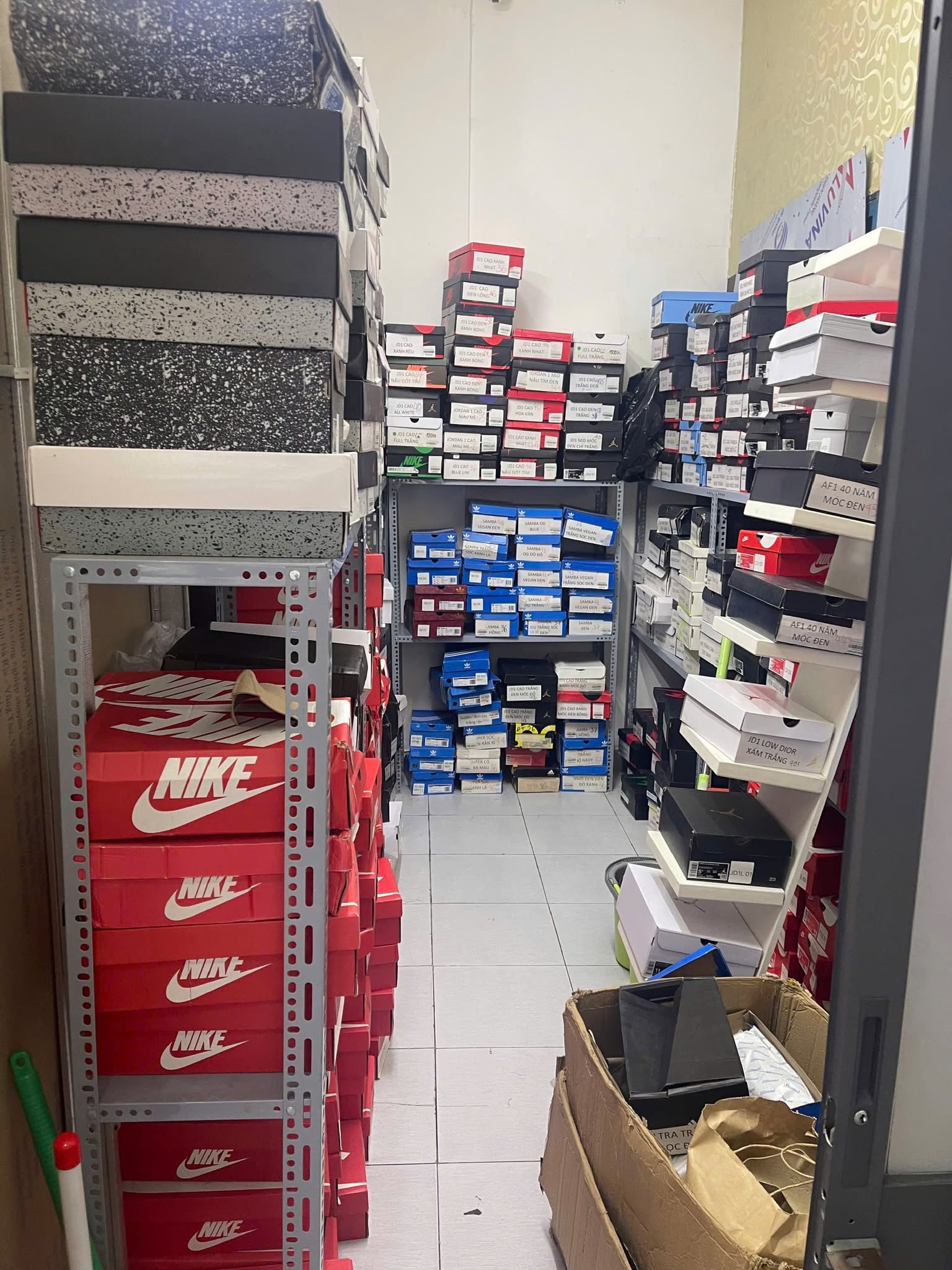 Cận cảnh kho hàng, lời khai gây sốc của ông chủ chuỗi K.W Sneaker Nguyễn Trần Việt Hoàng: Mua giày giả từ các hội nhóm online rồi bán thu lợi nhuận cao - Ảnh 2. Cận cảnh kho hàng, lời khai gây sốc của ông chủ chuỗi K.W Sneaker Nguyễn Trần Việt Hoàng: Mua giày giả từ các hội nhóm online rồi bán thu lợi nhuận cao - Ảnh 2.