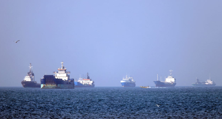 Chờ đợi hơn 2 th&aacute;ng, 2 si&ecirc;u t&agrave;u chở dầu vừa đi qua eo biển Hormuz, hướng thẳng đến l&aacute;ng giềng Việt Nam - Ảnh 1.