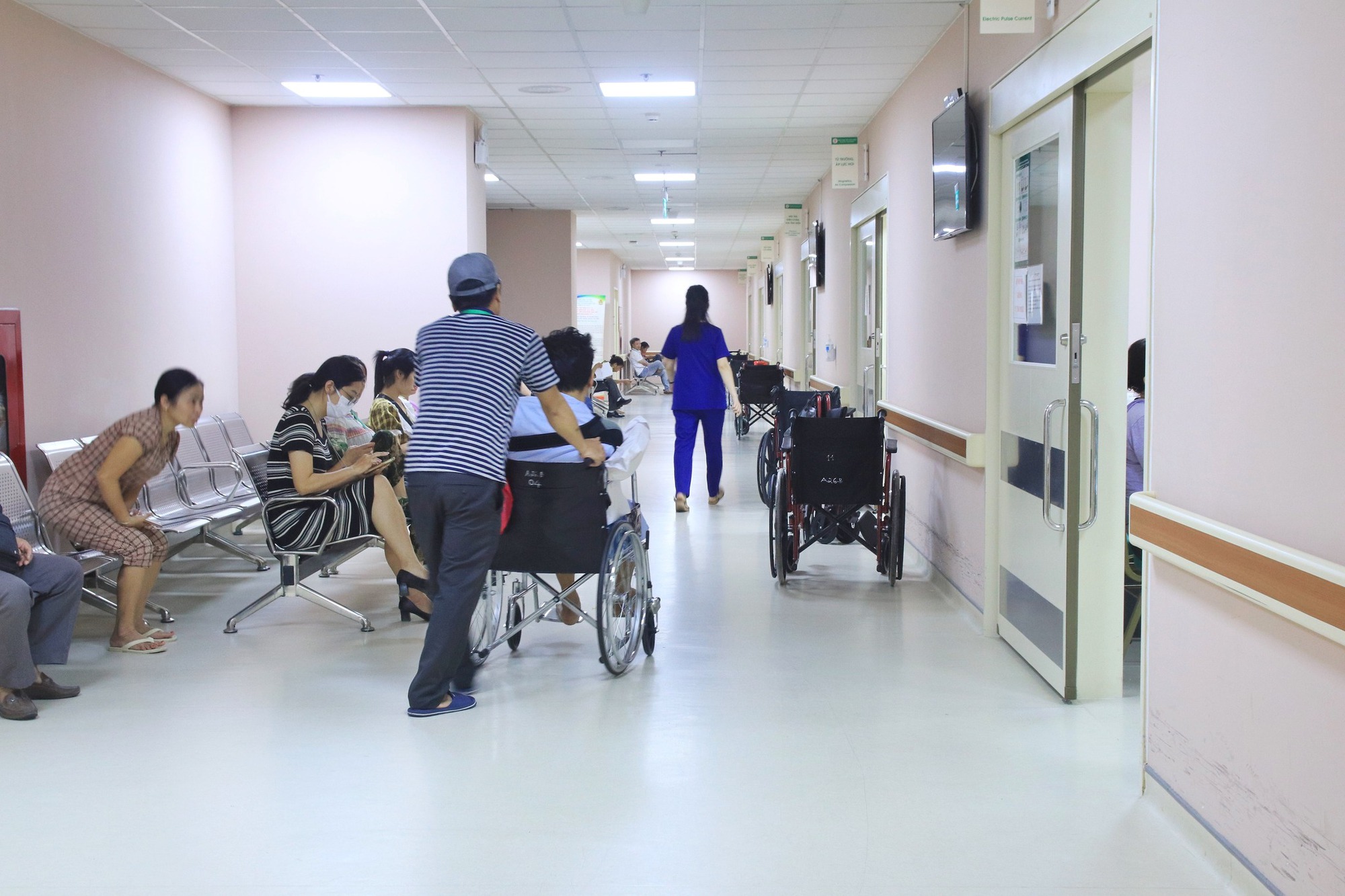 Suốt 6 năm gửi con cho ông bà ngoại nuôi không mất đồng nào, đến lúc bố tôi nằm viện, chồng lại nói một câu khiến tôi nghẹn đắng- Ảnh 1.