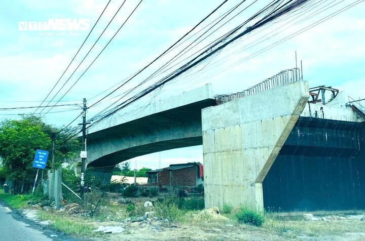Công trường thi công cầu Nghĩa Tự ở Đà Nẵng vắng bóng công nhân suốt 2 năm - Ảnh 2.