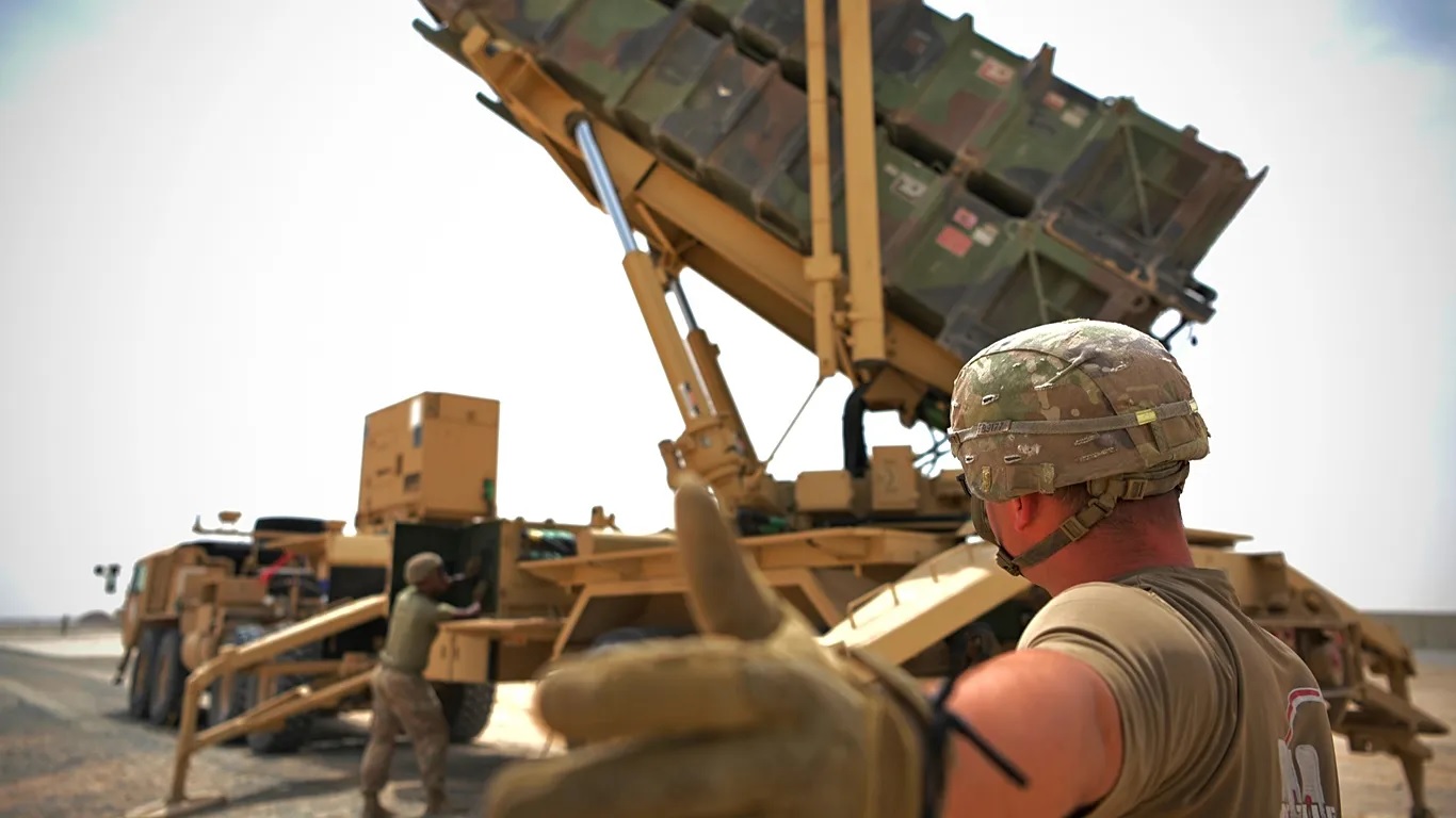 Hết t&ecirc;n lửa v&igrave; Iran, NATO họp khẩn - Ảnh 1.