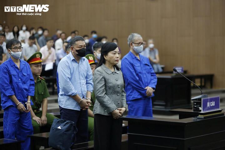 Cựu Bộ trưởng Nguyễn Thị Kim Tiến bị c&aacute;o buộc nhận hối lộ trong vụ &aacute;n t&agrave;i ch&iacute;nh 2026 - Ảnh 1.
