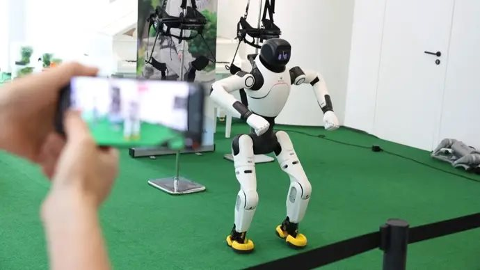 Bồi thường bảo hiểm robot đầu tiên tại Trung Quốc: Cú ngã vô tình lịch sử - Ảnh 2.