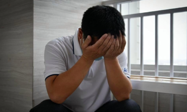 10 năm không giữ lại một đồng lương, đến lúc bố nằm viện cần tiền gấp thì vợ nhìn tôi thản nhiên: 