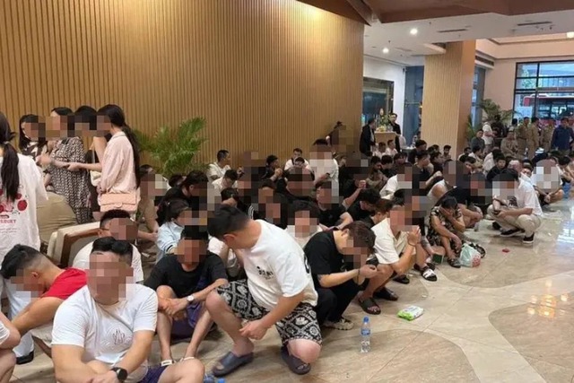 Đột kích hai tòa nhà liên quan tới tỷ phú, công an thu giữ hơn 900 thiết bị điện tử, tạm giam 'hàng trăm cán bộ online' - Ảnh 1. Đột kích hai tòa nhà liên quan tới tỷ phú, công an thu giữ hơn 900 thiết bị điện tử, tạm giam 'hàng trăm cán bộ online' - Ảnh 1.