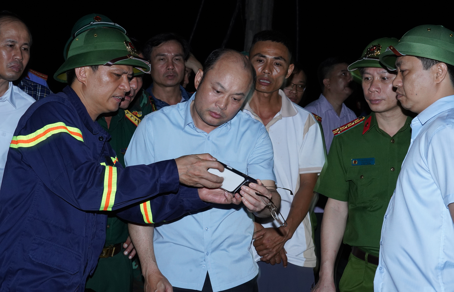 Sạt lở mỏ đá thanh hóa: 1 Người chết , 2 người mất tích chưa tìm thấy - Ảnh 2. Sạt lở mỏ đá thanh hóa: 1 Người chết , 2 người mất tích chưa tìm thấy - Ảnh 2.