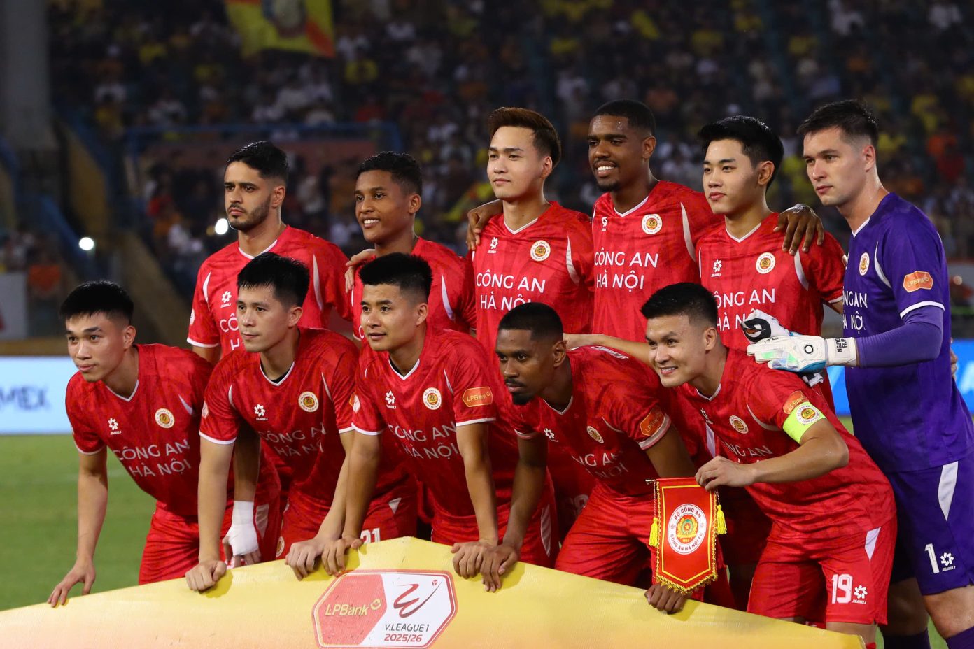 Hàng loạt trụ cột bị "treo giò" ở vòng 24 V-League - Ảnh 3.